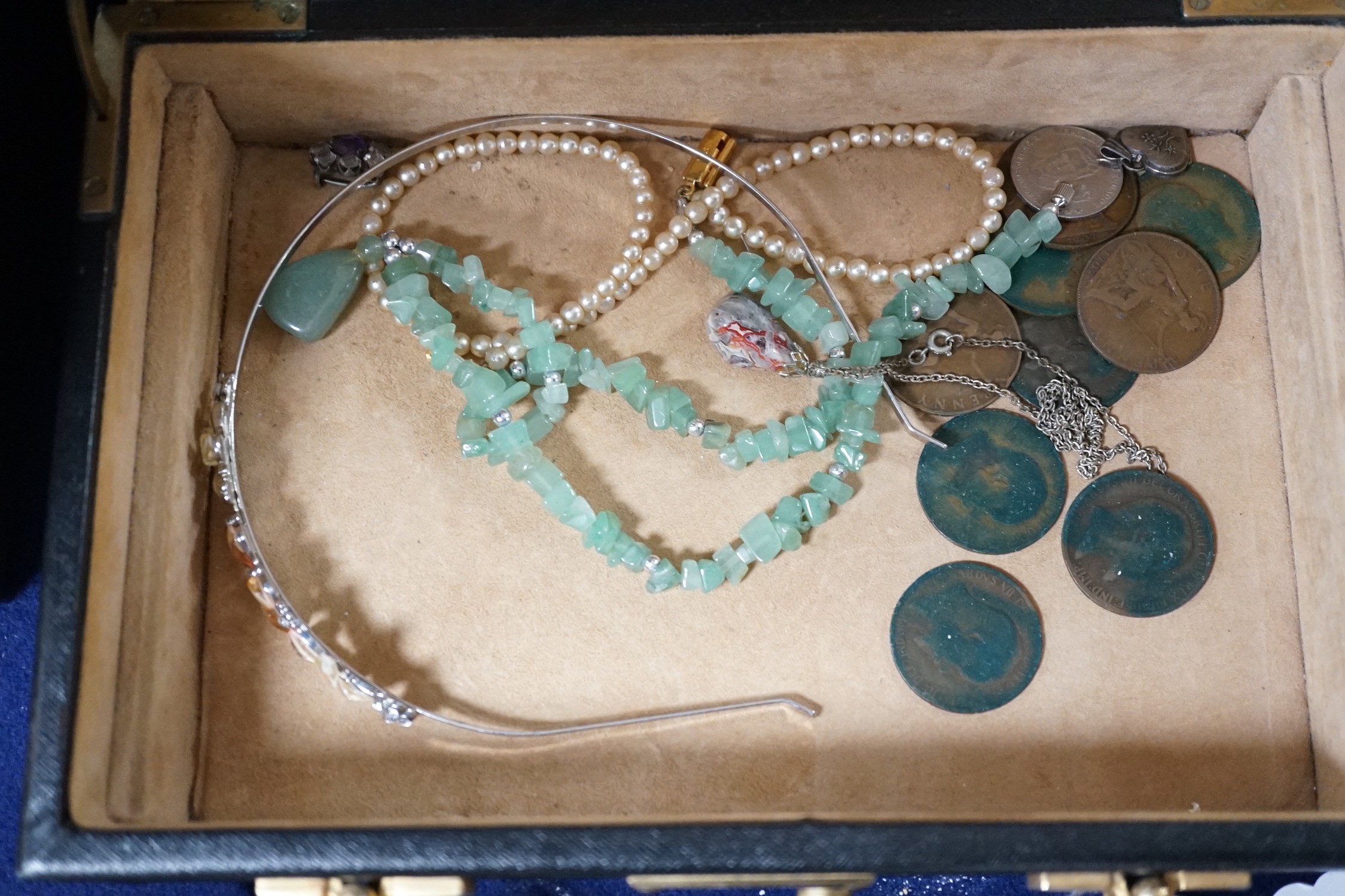 A small group of sundry costume jewellery and assorted minor coinage.